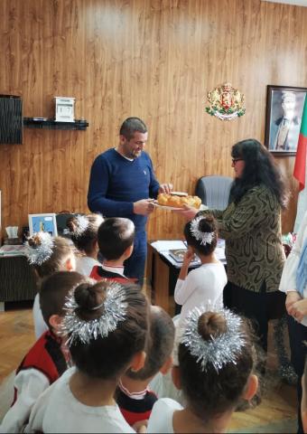 Коледари в администрацията