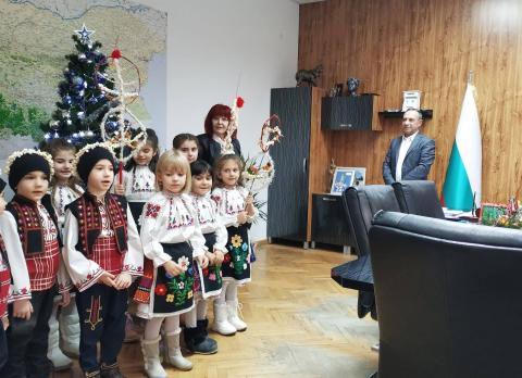 Коледари в администрацията