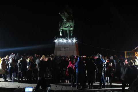Пред паметника