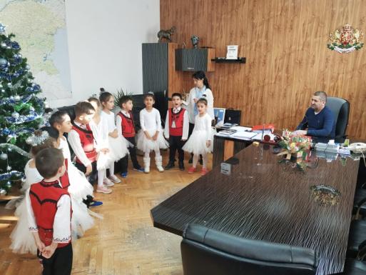 Коледари в администрацията